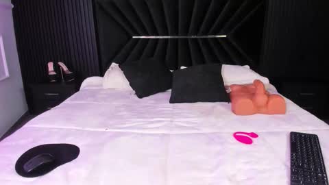 Zayra online show from October 2025 08:11:02 AM