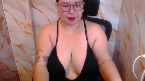 Snapshot of bigtitshotmom chatting on April 2026 09:23:01 AM MARJ online show from April 2026 09:23:01 AM