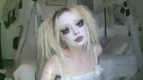 vampire fang  online show from April 2026 06:53:02 PM