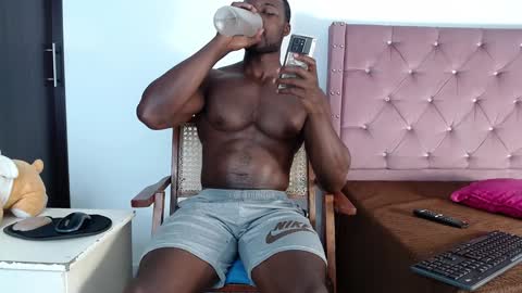 Snapshot of blacknikes chatting on December 2024 07:33:01 PM Twtter 1MikeBeckford            Onlyfns beckfordmike online show from December 2024 07:33:01 PM