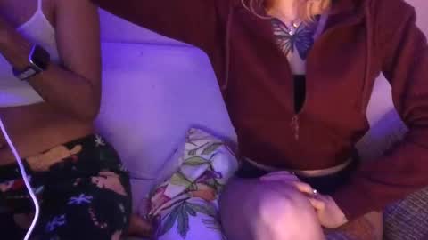 Snapshot of blaze2girls chatting on December 2024 07:10:01 AM 2girls1blunt online show from December 2024 07:10:01 AM