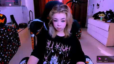 Nicole online show from October 2025 09:13:01 AM