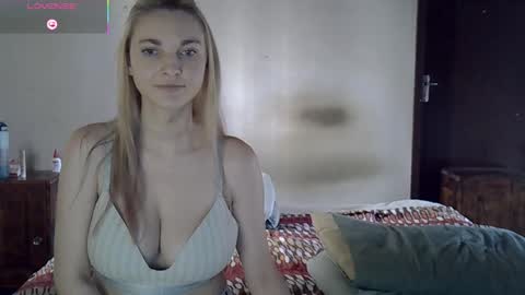 Snapshot of blondcouple57 chatting on April 2026 01:05:02 PM GokuPeach online show from April 2026 01:05:02 PM