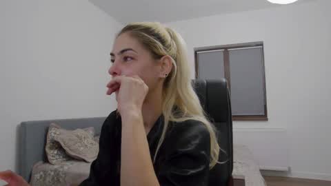 Snapshot of blonde4pasion chatting on December 2024 05:42:02 AM blonde4pasion online show from December 2024 05:42:02 AM