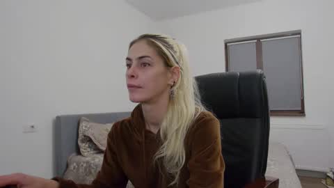 Snapshot of blonde4pasion chatting on December 2024 07:45:02 PM blonde4pasion online show from December 2024 07:45:02 PM