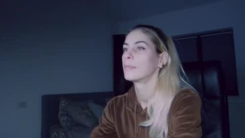 Snapshot of blonde4pasion chatting on December 2024 10:52:02 PM blonde4pasion online show from December 2024 10:52:02 PM