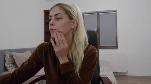 Snapshot of blonde4pasion chatting on December 2024 06:54:02 AM blonde4pasion online show from December 2024 06:54:02 AM