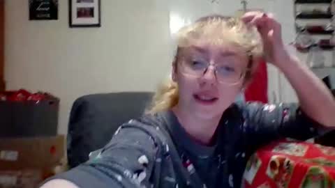 Snapshot of blonde_katie chatting on December 2024 05:13:01 PM Katie online show from December 2024 05:13:01 PM