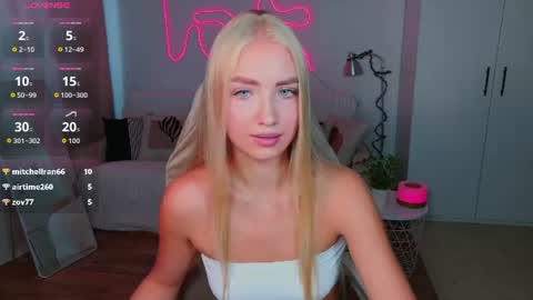 Snapshot of blonde_vibe chatting on July 2026 12:03:02 PM Nessa online show from July 2026 12:03:02 PM