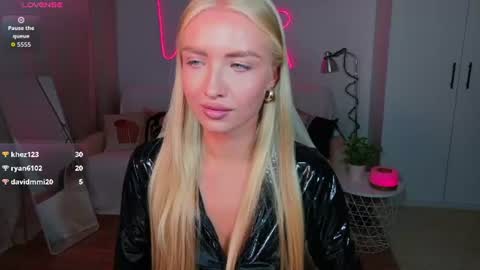 Snapshot of blonde_vibe chatting on August 2026 05:26:01 PM Nessa online show from August 2026 05:26:01 PM