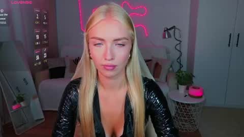 Snapshot of blonde_vibe chatting on August 2026 01:02:02 PM Nessa online show from August 2026 01:02:02 PM