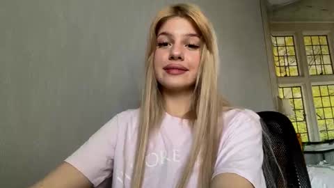 Snapshot of blondellgrubaugh chatting on November 2025 08:33:02 AM Evelina online show from November 2025 08:33:02 AM