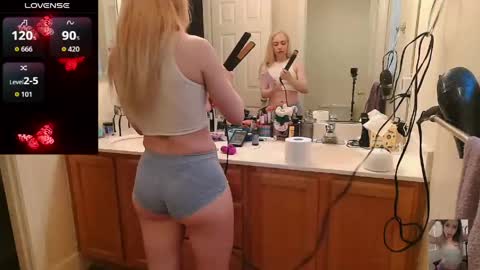 Snapshot of blondiebubblebooty chatting on April 2026 12:55:01 PM Bubbles online show from April 2026 12:55:01 PM