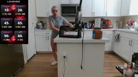Snapshot of blondiebubblebooty chatting on May 2026 04:25:02 PM Bubbles online show from May 2026 04:25:02 PM