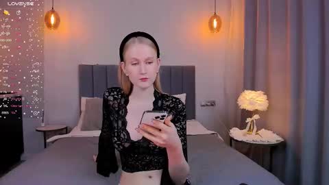 Mia online show from February 2025 07:39:01 PM