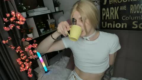 Snapshot of blondvibe chatting on May 2026 10:07:01 PM Alik online show from May 2026 10:07:01 PM