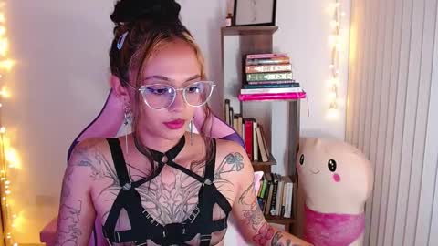 Snapshot of bluee_v chatting on September 2025 12:59:01 AM Im Abril .. Nice to meet you thumb up me please its important INDEPENDENT MODEL online show from September 2025 12:59:01 AM