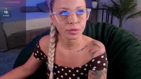 Snapshot of blueyeskate chatting on July 2026 06:55:02 AM Kate online show from July 2026 06:55:02 AM