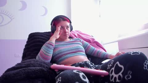 Bonnie Help me reach 500 likes online show from October 2025 05:43:02 PM