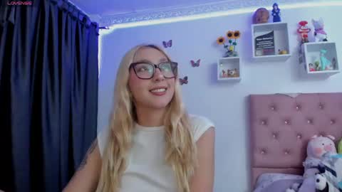 Snapshot of bonny_clyde_xx_ chatting on May 2026 04:10:02 AM Soffy Brooks Independent model online show from May 2026 04:10:02 AM