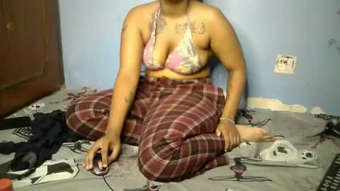 Snapshot of botty_queen chatting on April 2026 06:16:02 AM botty_queen online show from April 2026 06:16:02 AM