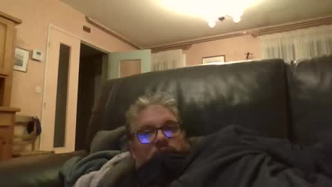 bozo81 online show from November 2025 04:29:01 PM