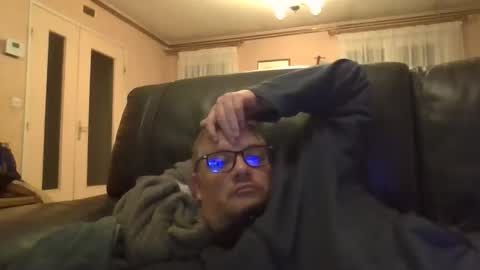 bozo81 online show from November 2025 08:08:01 PM