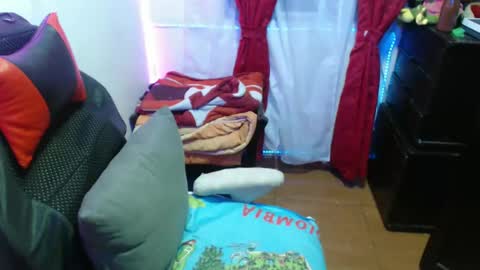 Snapshot of britannysexxy chatting on February 2025 03:06:01 AM scarleth follow mee 3 kis online show from February 2025 03:06:01 AM