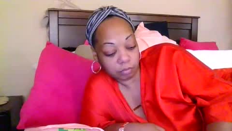 Snapshot of brownroundrenee chatting on June 2026 12:11:01 PM brownroundrenee online show from June 2026 12:11:01 PM