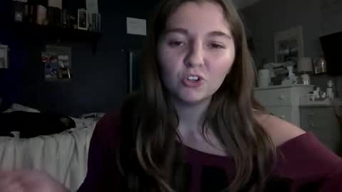 Snapshot of brunettebaby040 chatting on October 2025 12:07:01 AM brunettebaby040 online show from October 2025 12:07:01 AM