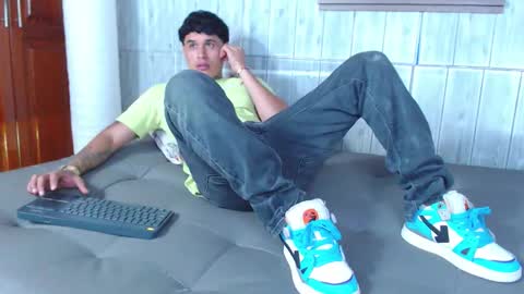 Snapshot of calvin913 chatting on November 2025 10:54:01 PM calvin913 online show from November 2025 10:54:01 PM