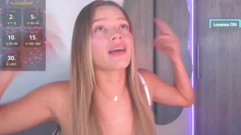 Snapshot of camilamonroee chatting on April 2026 03:35:01 PM Camila Monroee online show from April 2026 03:35:01 PM
