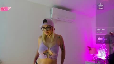 Snapshot of candiegilson__ chatting on April 2026 12:43:01 PM Candie online show from April 2026 12:43:01 PM