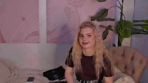 Snapshot of candiesshop chatting on April 2026 07:09:02 AM Candies online show from April 2026 07:09:02 AM