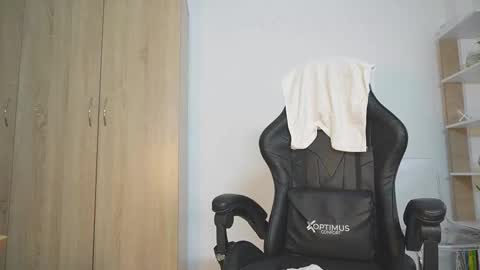 Nickol online show from March 2026 06:48:01 PM