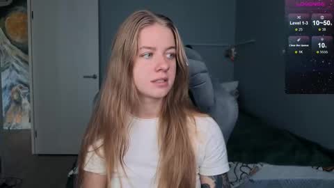 Snapshot of candy_meggie chatting on September 2025 08:03:02 AM Megan online show from September 2025 08:03:02 AM