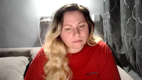 Snapshot of candycream74 chatting on April 2026 01:42:02 AM Laura online show from April 2026 01:42:02 AM