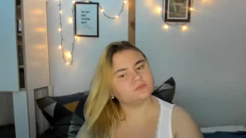 Snapshot of candymilas chatting on December 2024 10:19:01 PM candymilas online show from December 2024 10:19:01 PM