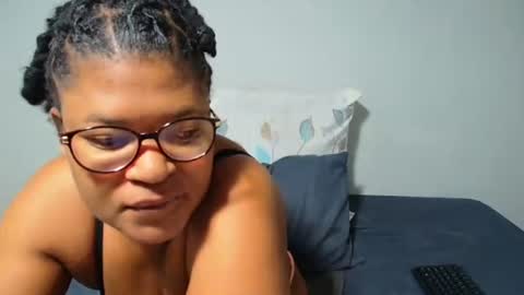 Snapshot of candyyumsaerolaxx chatting on June 2026 06:04:02 AM candyyumsaerolaxx online show from June 2026 06:04:02 AM