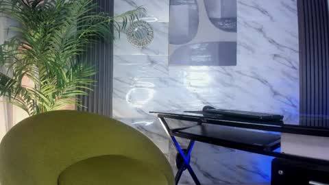 Snapshot of carla_parissii chatting on February 2025 05:11:02 PM Carla online show from February 2025 05:11:02 PM