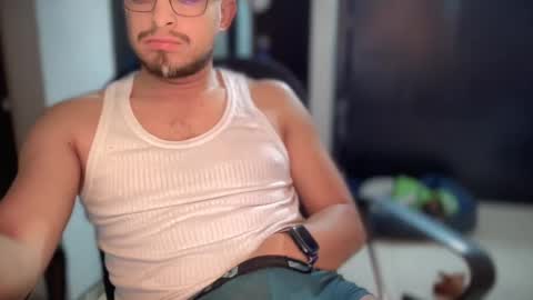 Snapshot of carlcarlinches4 chatting on March 2025 04:34:02 AM carlcarlinches4 online show from March 2025 04:34:02 AM