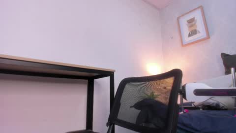 Snapshot of caroline_dh chatting on April 2026 11:25:02 AM Caroline online show from April 2026 11:25:02 AM