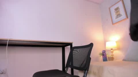 Snapshot of caroline_dh chatting on May 2026 11:29:01 AM Caroline online show from May 2026 11:29:01 AM