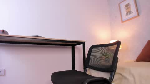 Snapshot of caroline_dh chatting on May 2026 11:39:02 AM Caroline online show from May 2026 11:39:02 AM
