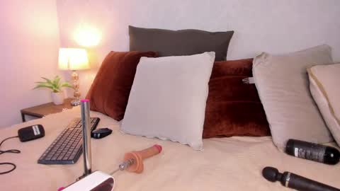Snapshot of caroline_dh chatting on May 2026 11:38:01 AM Caroline online show from May 2026 11:38:01 AM