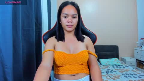 caroline_east online show from November 2025 06:39:01 PM