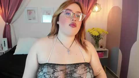 Carolinee  online show from October 2025 03:25:03 AM