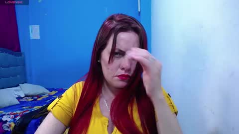 Snapshot of carolinhe_ chatting on June 2026 04:01:02 AM Carolinhe online show from June 2026 04:01:02 AM