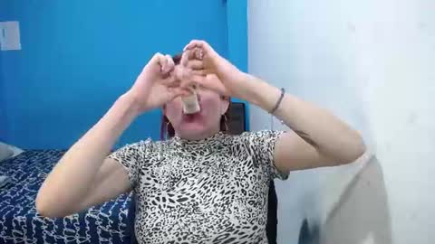 Snapshot of carolinhe_ chatting on July 2026 10:24:02 PM Carolinhe online show from July 2026 10:24:02 PM