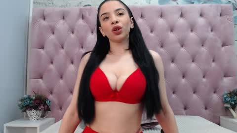 Snapshot of carollaoxy chatting on January 2025 05:32:01 AM CarollaOxy online show from January 2025 05:32:01 AM